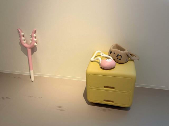 ちいかわのお気に入りのクマのポシェットと少し古くなったバッグも。さすまたもありますね！