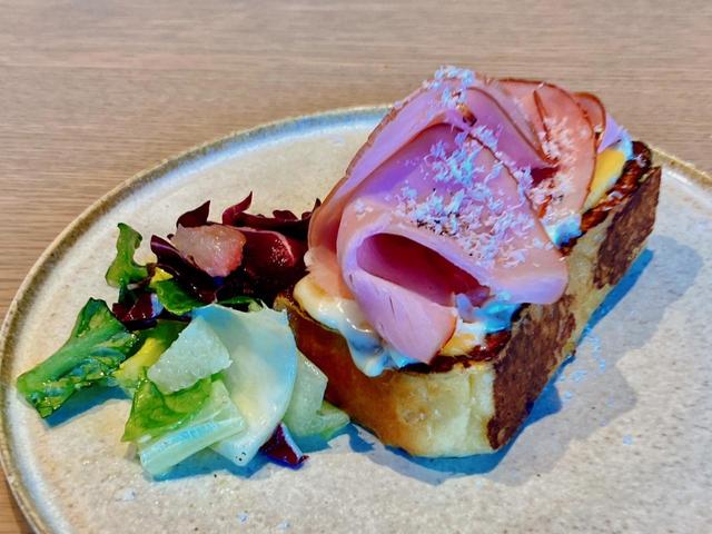 箸休めのサラダがついたクロックムッシュ