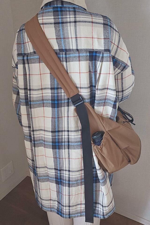 【studioCLIP からだよろこぶナイロンショルダーバッグ】ショルダーを一番短くした状態。余ったショルダー部分がやや長く感じますが、邪魔になることはなかったです！