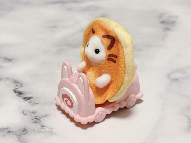 ラテネコの赤ちゃんも乗車。ドレスを纏った赤ちゃんとは違うかわいさがありますね♪