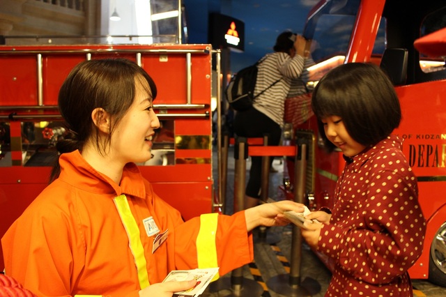 「ねえ、ねえ、ママ、初めて給料もらったよ！ 」と嬉しそうな姿。