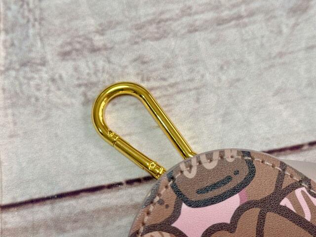 取り外し可能なカラビナ付きで、バッグなどにつけて持ち運びできます！