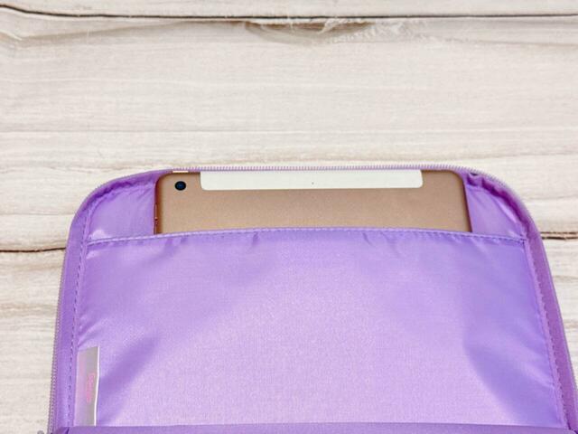 内側のポケットには、iPad（第7世代）が収納可能