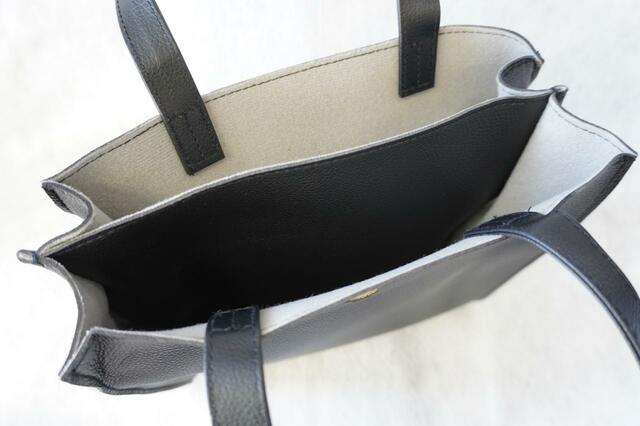 【MOOMIN ムーミン公式ファンブック2023スクエアトートバッグver.】中央に仕切りがある