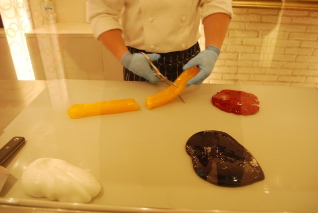 CANDY SHOW TIME：ライチキャンディーづくり・周りにレインボーカラーのキャンディーを付ける