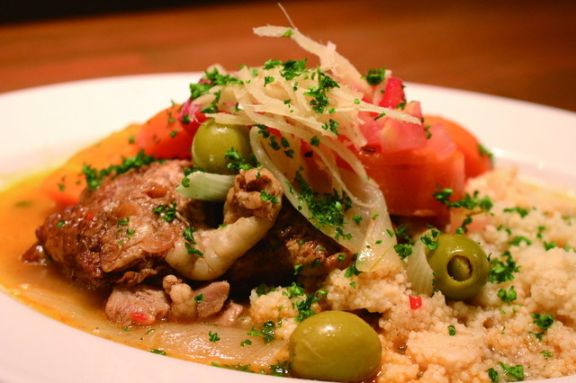 レ ピフ エ ドディーヌ『国産若鶏を使った鶏腿肉とレモン、オリーブのスパイシーな煮込み クスクス添え』