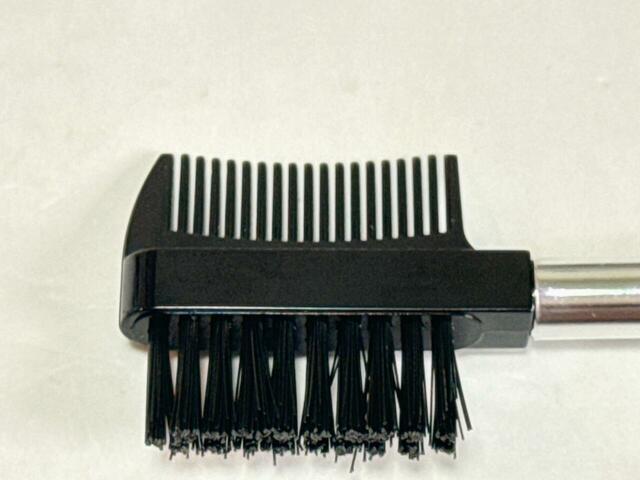 目の細かいコームは眉カットの必需品。ブラシはカットした毛をはらうのに便利です