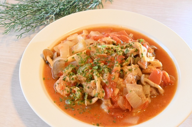 【低温調理レシピ「鶏肉のトマト煮」】できあがり！簡単なのに華やかな洋食レシピです。彩りにハーブやパセリをつかうとより華やかに