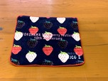 〈秘密の苺 MICO E〉「イチゴタオルハンカチ」（880円）