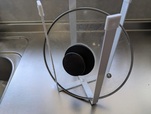 【山崎実業 tower　ポリ袋エコホルダー】調理中の鍋ふた置きとしても使えます