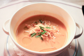 スープ「蟹と小柱のクリームスープ、オマール海老のビスク仕立て」©Disney