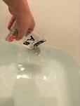 【リベルタ ヘドロトルネード】付属の洗浄カップを給水口に取り付け、洗浄剤(A剤→B剤)を投入します