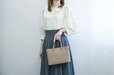 【しまむら「本革仕立ての大人向けレザーバッグ」】ファッションにあわせやすいベージュ