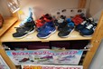 【足道楽 門前仲町店】店頭に並ぶ子ども靴