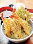 魚河岸おに平 新宿店　天丼 850円　大ぶりの海老3本にキスやナス、大葉などがのった贅沢な天丼。