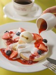 スペシャルパンケーキセット 1080円｜センターストリート・コーヒーハウス｜東京ディズニーランド「New Dreams, More Fun!!」関連メニュー