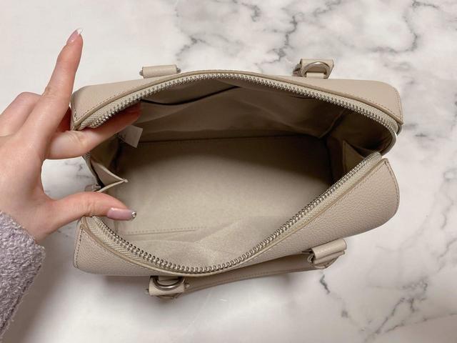 【UNIQLO（ユニクロ）レザータッチ 2WAY ボストンバッグ】仕切りがないのでたくさん入ります