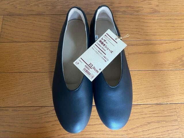 【無印良品　疲れにくい レザー深履きシューズ】かかと部分にもクッションがあって靴擦れしにくい