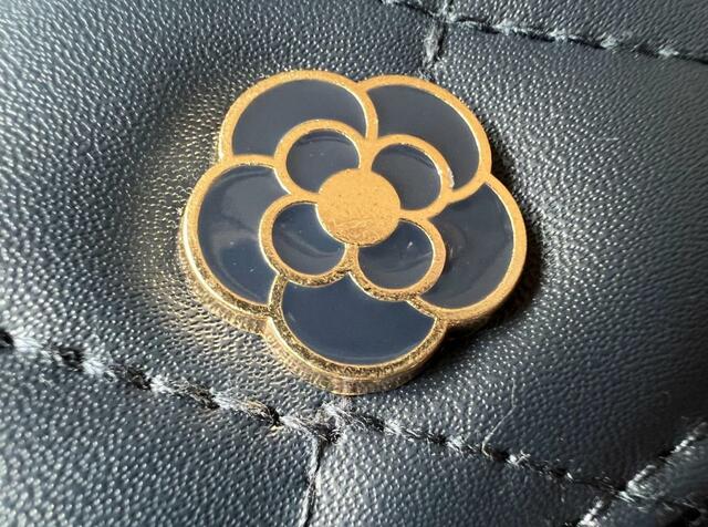 【CLATHAS（クレイサス）お財布機能付きスマホポーチ】カメリアマークがかわいい！