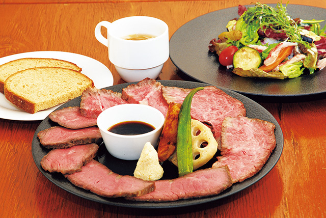 裏参道牛肉店（円山エリア）　おおひら牛 ローストビーフ定食（サラダ・コンソメスープ、ライスorライ麦パン、ドリンク付） 2376円　肉の味をしっかり堪能できる人気メニュー。数種類の部位が一皿に。