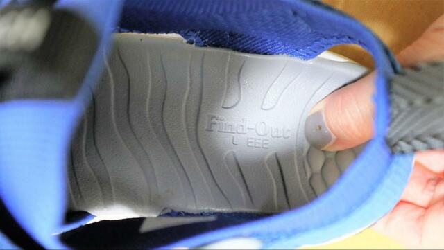 【ワークマン JOG(ジョグ)サンダル】底面のかかと部分を指で押さえると強い弾力性が