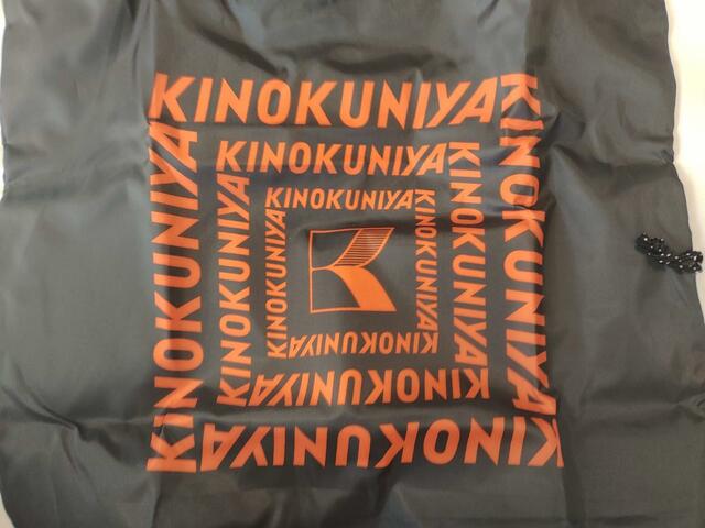 オレンジの「紀ノ国屋」のロゴが映えるデザイン