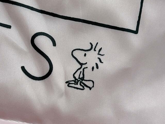 ロゴの両サイドにはウッドストックもいます♪