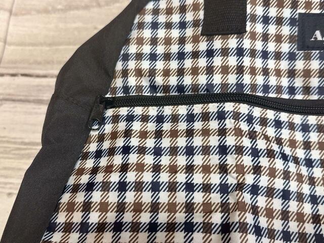 フロントには大きめサイズのファスナーポケット付き