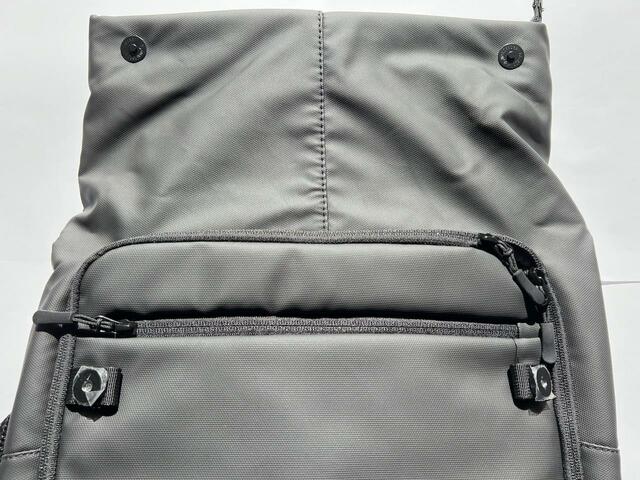 【カインズ TRADDYファスナーが隠れるバックパック】上はしっかりとボタンで留められる