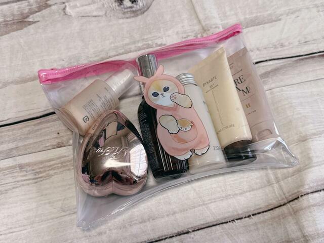 塩化ビニル樹脂なので、濡れてもOK。サウナに行くときのバスグッズを収納