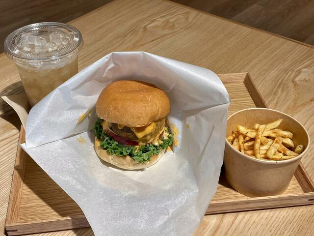 【MUJI Kitchen】チーズバーガーにドリンクと、カリカリのフライドポテトがつくAセット