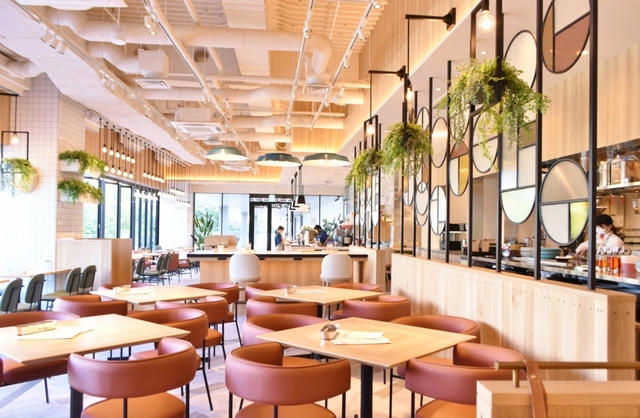 NYのカフェダイニングのような店内。