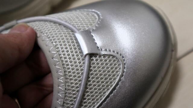 【GLOBAL WORK エアかるクッションコードスニーカー】履き口まわりに張り巡らされたコードのデザインが印象的なモデルです