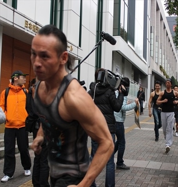 集合場所へ走ってきたマッチョたち。冬だと言うのになぜかタンクトップ