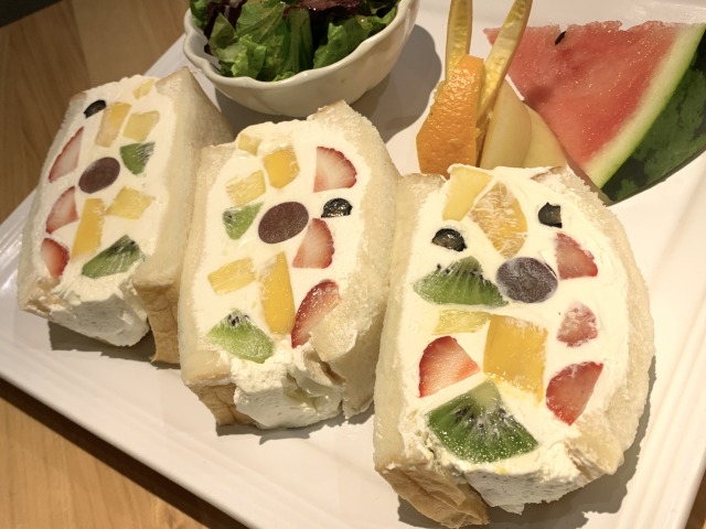 いちご・キウイフルーツ・マンゴ・パイン・ブルーベリーと特製の生クリーム