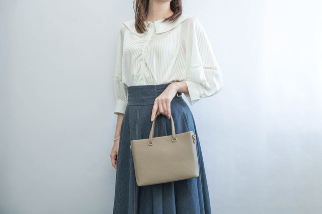 【しまむら「本革仕立ての大人向けレザーバッグ」】ファッションにあわせやすいベージュ