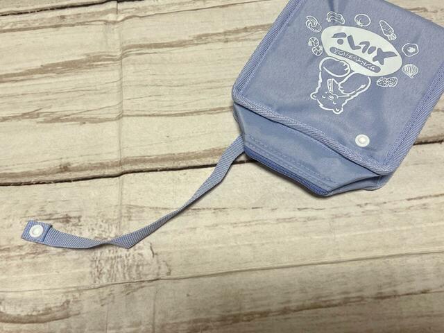 スナップボタンを外して…