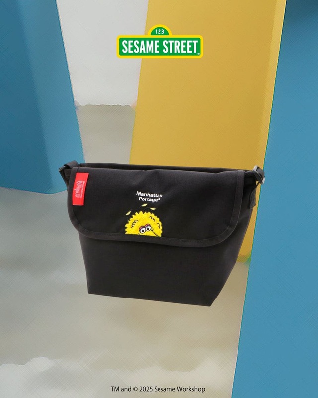 【セサミストリート】「NYLON MESSENGER BAG (XXS) BP W/DIV MGNT 500D CORDURA SESAME ST」¥15,400(W29×H18×D13cm)※オンラインストア限定