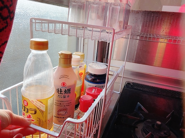 【カインズ 引き出しラック ホワイト】下段の引き出しにはみりんや醤油、ラー油などを収納。小瓶タイプのボトルなら余裕で入ります