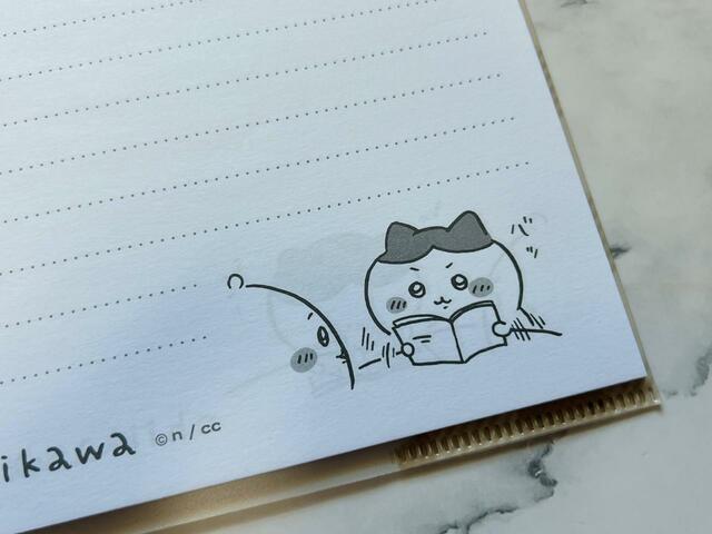 丸つけを終えた結果を隠すハチワレ。仲良しの2人が尊すぎる…！