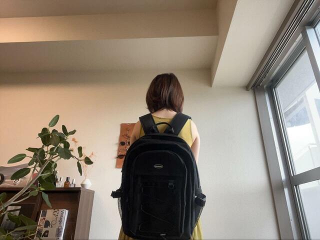 【Honeys　コード付大容量リュック】身長158cmでこのサイズ感。腰がちょうど隠れるくらいです