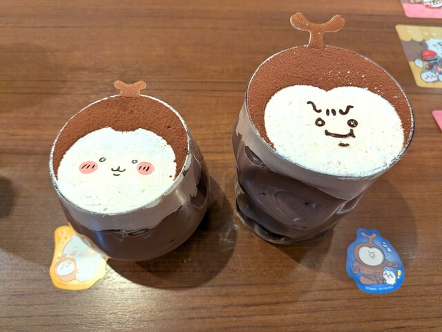 左から「カブトムシのアイスココア」990円、「カブトムシ(大)アイスココア」1,100円(ともに税込)