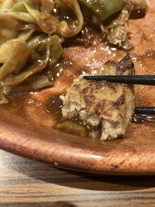 いつもはそのまま食べるハンバーグだが、せっかくなのでこうして…