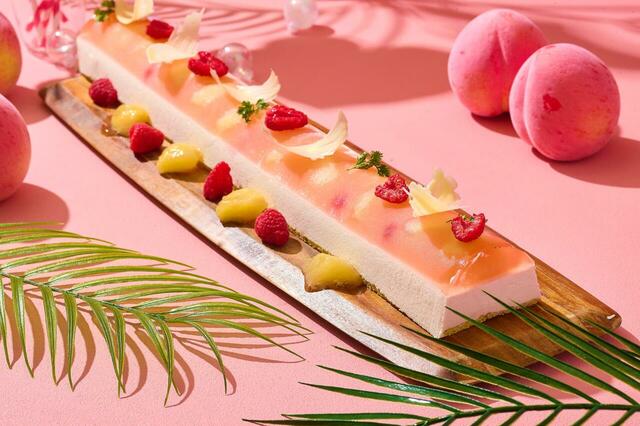 「タイムサービスのピーチアイスケーキ」<期間:2026年7月1日~8月31日>【海鮮も肉料理もハーゲンダッツも食べ放題!「ホテル インターコンチネンタル 東京ベイ」で、夏のごちそうが勢揃いするブッフェ開催!】