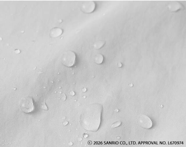 【ハローキティ】少々の雨や水滴ならサッと拭き取れる、お出かけに安心の「軽撥水加工」