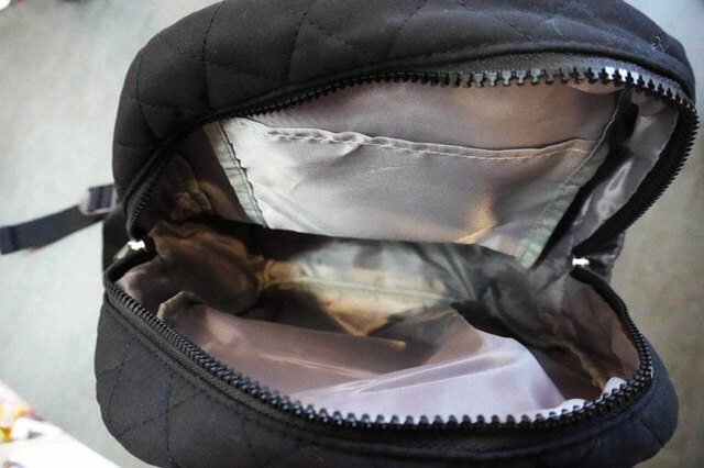 明るいグレーの生地で中身が見やすい