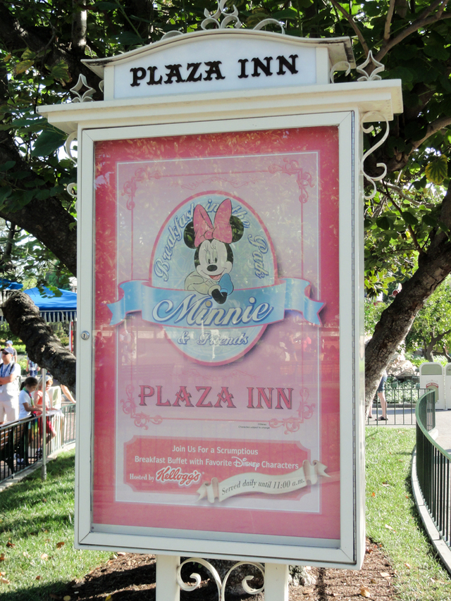 ディズニーランドにある「プラザイン」朝食のみ、キャラクターがテーブルまでやって来てくれる。予約は必須だが、当日キャンセル待ちをすることもできる。