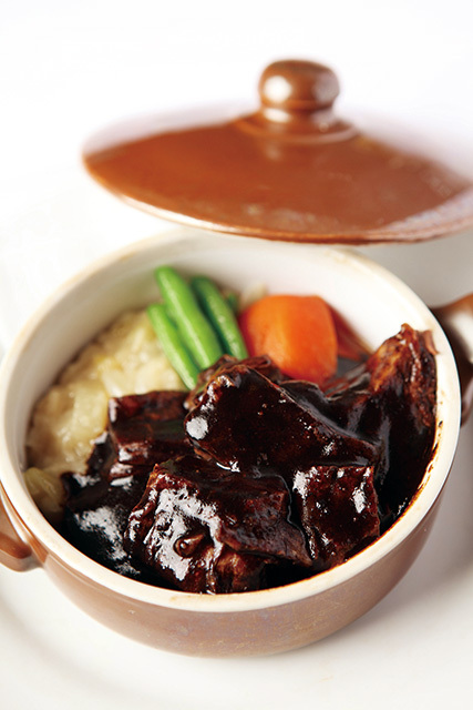 グリルエフ（東京／五反田）　ビーフシチュー 2200円　適度なサシが入った牛バラ肉「ブリスケ」がたっぷり。伝統の味わいが堪能できる逸品。