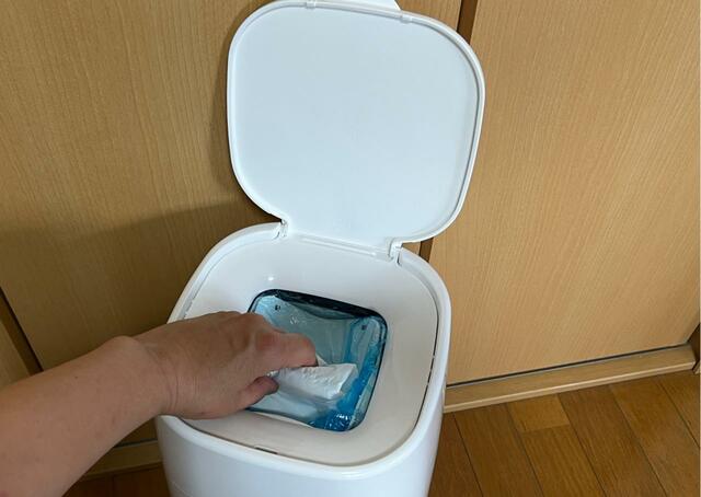 【パッドロッカー】ペットシーツを押し込むように捨てる