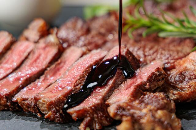 「ビーフステーキ マッシュポテトのココア風味(カカオと玉葱のソース)」【「ザ パーク フロント ホテル アット ユニバーサル・スタジオ・ジャパン」が「肉＆チョコレート ブッフェ 」 開催】